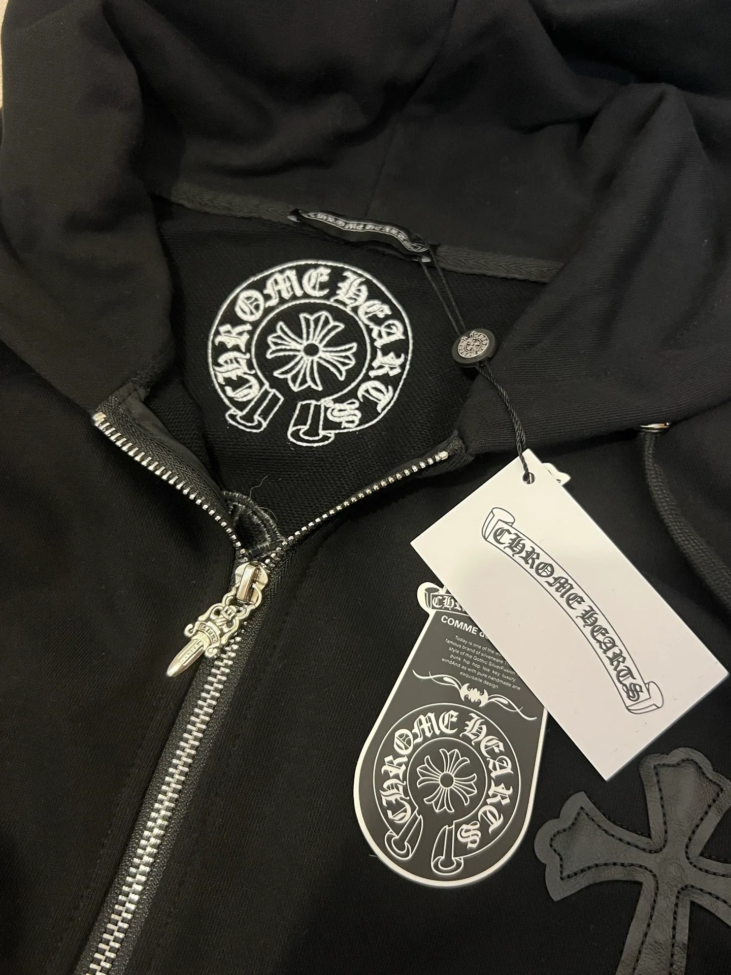 P360 Size: S/M/L/XL White/Black Unisex Chrome hearts ❤️Embroidered cross sweatshirt zipper jacket, comfortable and soft fabric, casual and comfortable to wear. The body is embellished with Sanskrit printing of the brand, which adds highlights to the solid color. The loose fit gives people a versatile feeling, and the upper body effect is also very strong. It is a super good-looking one. ⚠️Washing method: Please wrap pure cotton products in a laundry bag on the back for quick machine washing in cold water! ! Do not soak/wash in warm water!